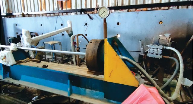 Hydrostatic test rig with pressure gauge